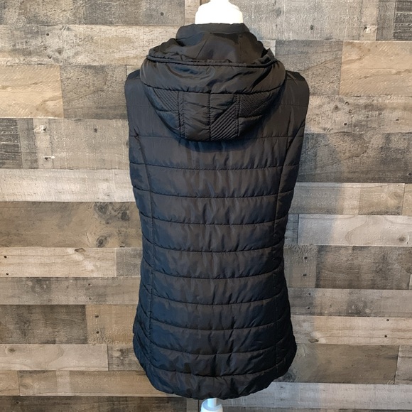 Charlie Paige Quilted vest with hood - Picture 2 of 16